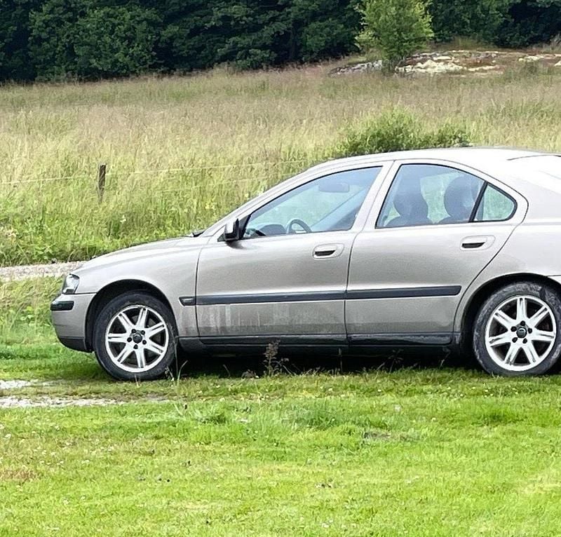 Brun Begagnad 2001 Volvo S60 Sedan | 27 000 kr (Marknadspris) - Bild 1/1