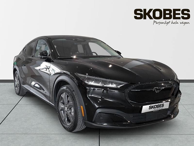 Svart Begagnad 2021 Ford Mustang Mach-E SUV | 358 900 kr (Superpris) - Bild 1/3