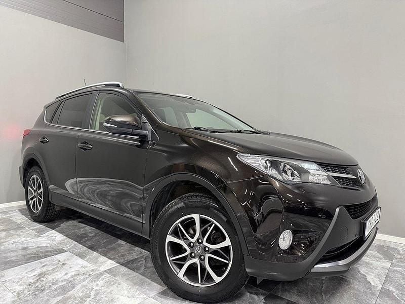 Mörkbrun (brun) Begagnad 2015 Toyota RAV4 Executive SUV | 184 900 kr (Marknadspris) - Bild 1/3