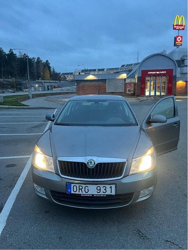 Grå Begagnad 2012 Skoda Octavia Elegance Halvkombi | 40 999 kr (Bra pris) - Bild 1/4