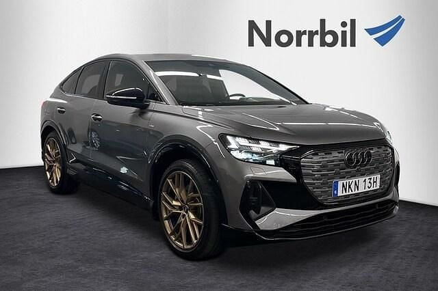 Tyfongrå metallic Begagnad 2022 Audi Q4 Sportback e-tron Proline SUV | 468 900 kr (Marknadspris) - Bild 1/4