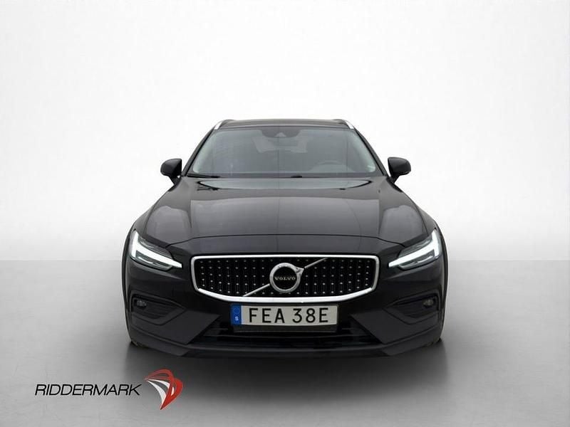 Begagnad Volvo V60 CC Momentum 197 HK (144 kW) 2022 Svart Kombi