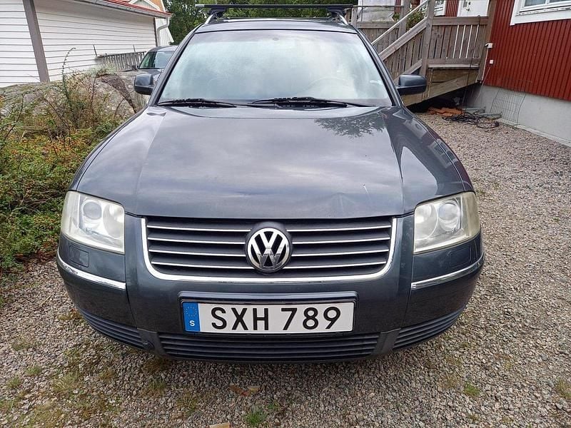 Grå Begagnad 2002 VW Passat Highline Kombi | 15 000 kr (Superpris) - Bild 1/4