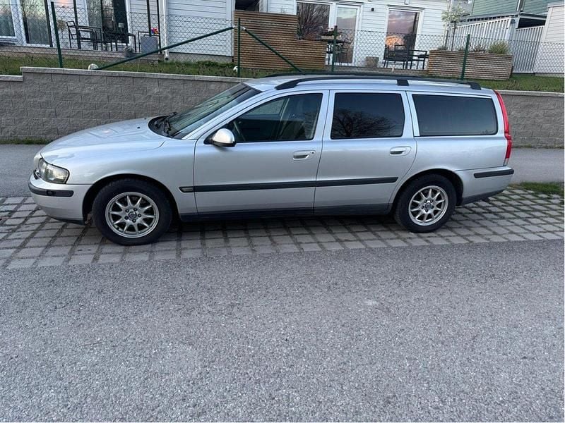 Grå Begagnad 2003 Volvo V70 Business Edition Kombi | 4 500 kr (Superpris) - Bild 1/3