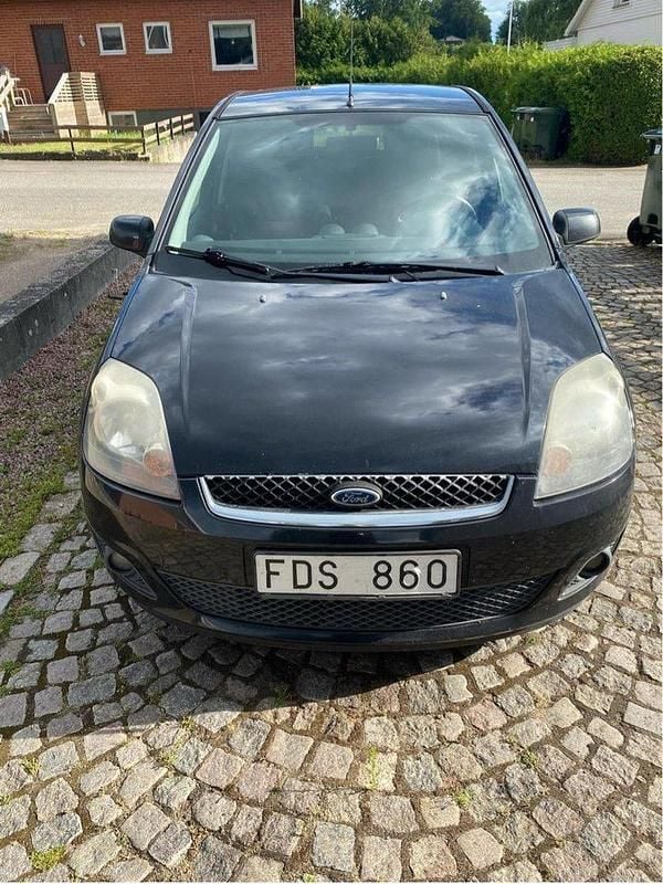 Svart Begagnad 2007 Ford Fiesta Halvkombi | 14 000 kr (Marknadspris) - Bild 1/4
