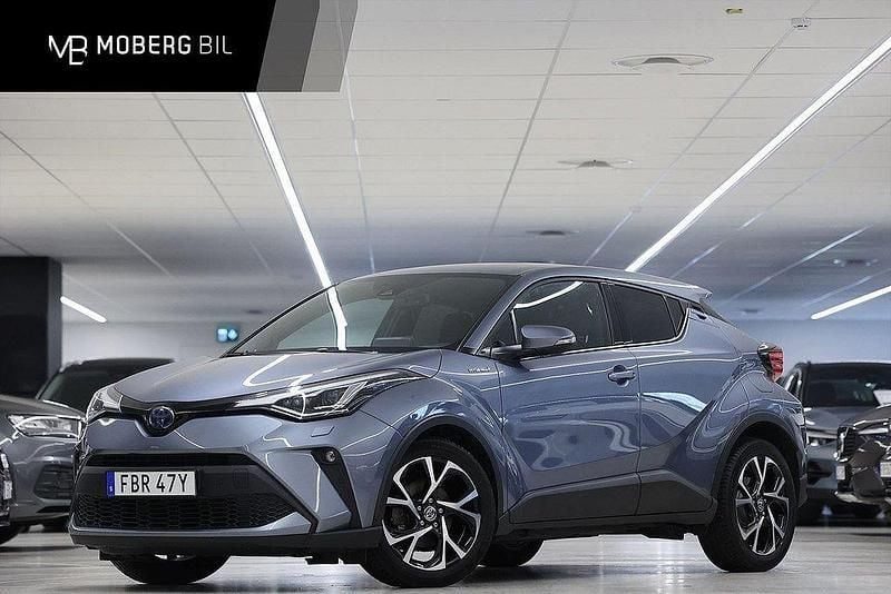 Grå Begagnad 2021 Toyota C-HR Edition SUV | 269 900 kr (Marknadspris) - Bild 1/3