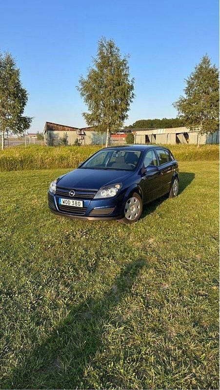 Blå Begagnad 2005 Opel Astra Halvkombi | 34 999 kr (Marknadspris) - Bild 1/4