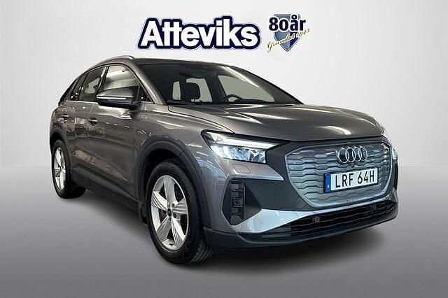 Grå Begagnad 2022 Audi Q4 e-tron Proline SUV | 339 900 kr (Marknadspris) - Bild 1/4