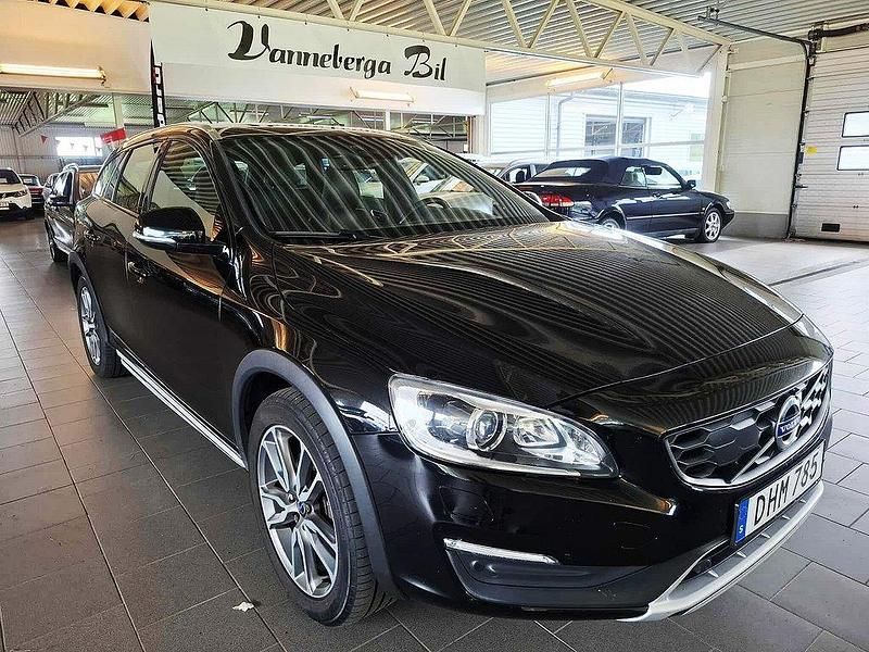 Svart Begagnad 2016 Volvo V60 CC Summum Kombi | 174 700 kr (Lite dyr) - Bild 1/2