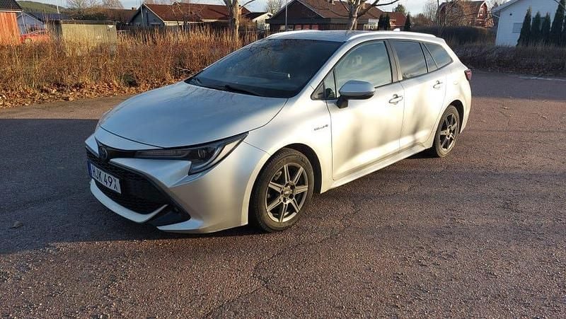 Begagnad Toyota Corolla Style 122 HK (89 kW) 2019 Precious silver. Kombi