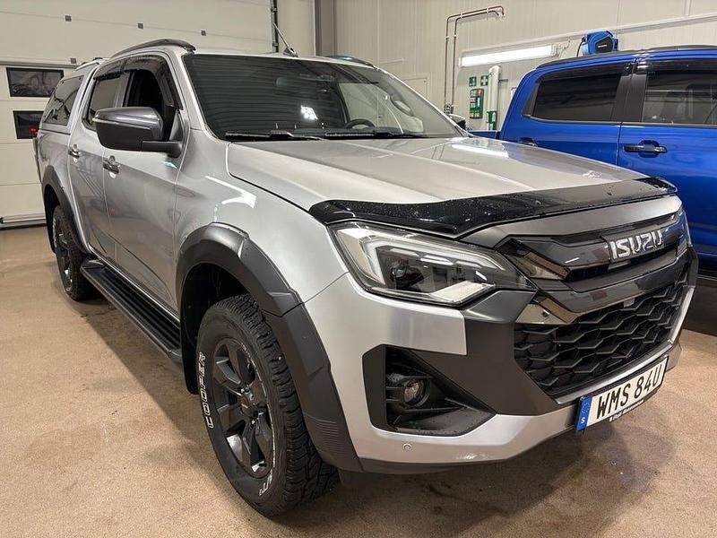 Mercury silver metallic Begagnad 2024 Isuzu D-Max Pickup | 739 900 kr (Marknadspris) - Bild 1/4