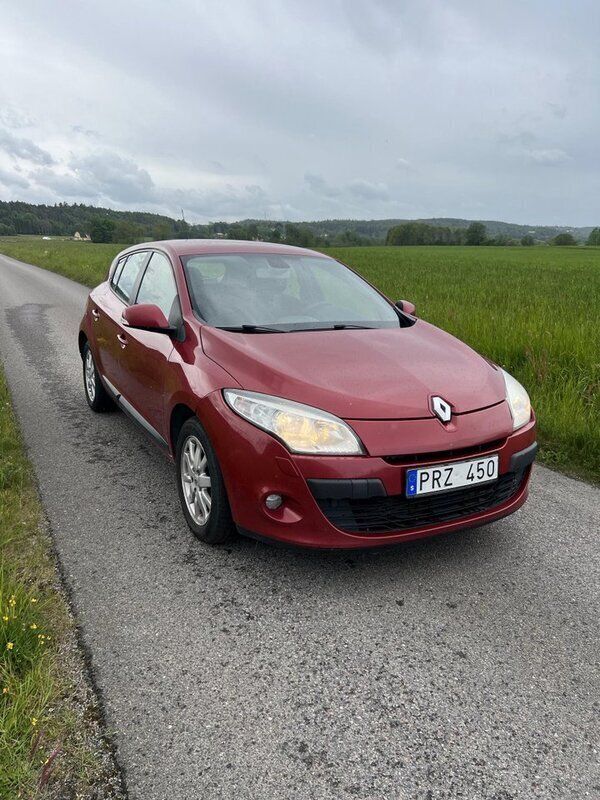 Röd Begagnad 2011 Renault Mégane III Halvkombi | 36 700 kr (Lite dyr) - Bild 1/3