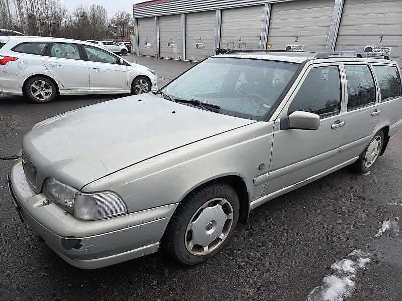Lgrå Begagnad 2000 Volvo V70 Kombi | 4 000 kr (Superpris) - Bild 1/4