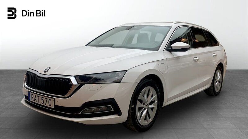Vit Begagnad 2023 Skoda Octavia Style Kombi | 319 000 kr (Marknadspris) - Bild 1/4