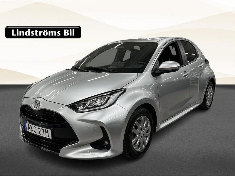 Silver Begagnad 2024 Toyota Yaris Hybrid Style Halvkombi | 279 000 kr (Lite dyr) - Bild 1/3