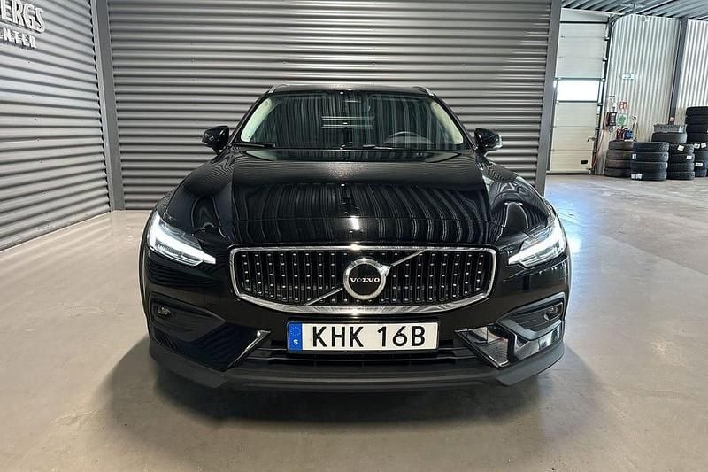 Begagnad Volvo V60 CC Plus 197 HK (144 kW) 2023 Svart Kombi