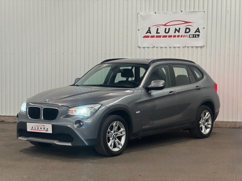 Grå Begagnad 2011 BMW X1 SUV | 79 900 kr (Marknadspris) - Bild 1/4