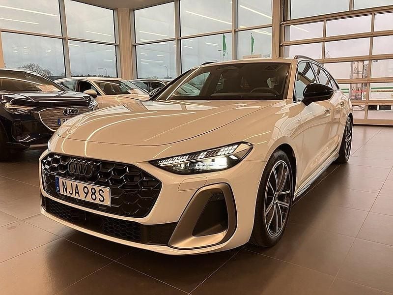 Glaciärvit metallic Begagnad 2025 Audi A5 S-Line Kombi | 599 000 kr (Marknadspris) - Bild 1/4