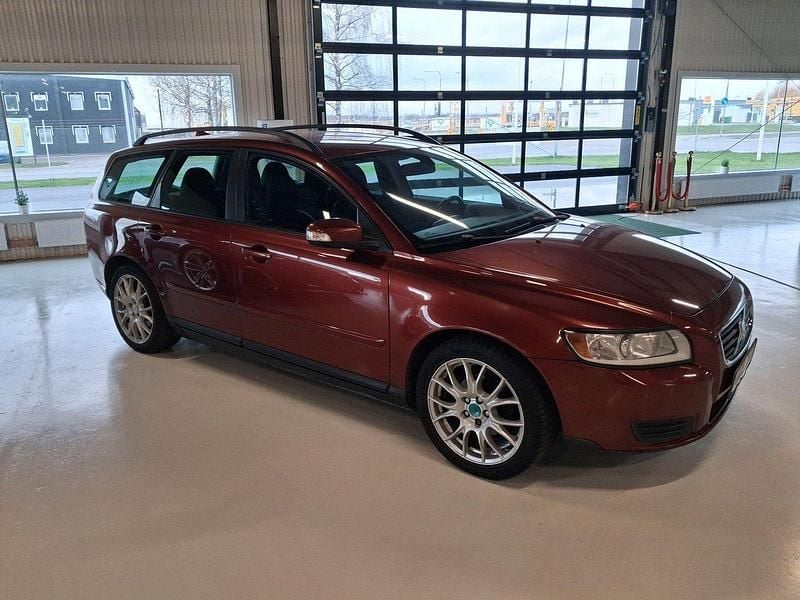 Röd Begagnad 2009 Volvo V50 Kinetic Kombi | 36 999 kr (Marknadspris) - Bild 1/4