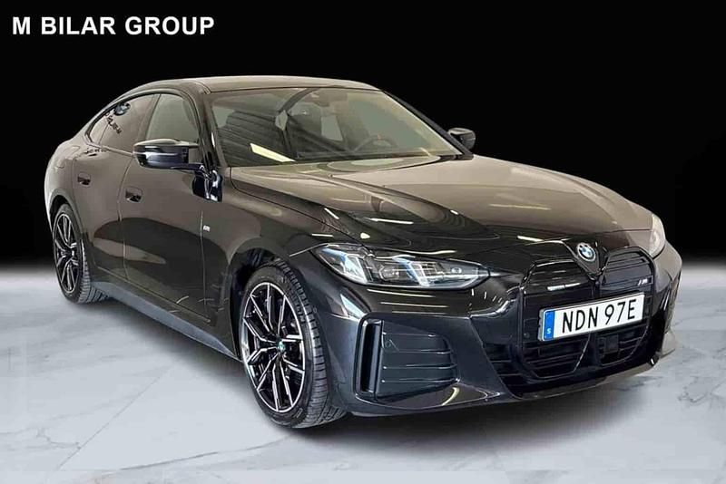 Svart Begagnad 2025 BMW i4 Sedan | 699 000 kr - Bild 1/1
