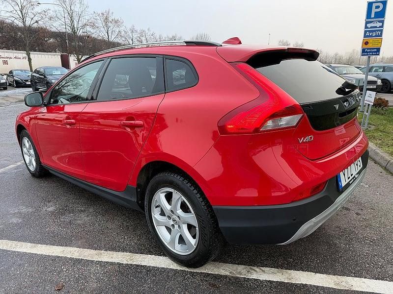 Begagnad Volvo V40 Momentum 120 HK (88 kW) 2017 Röd Halvkombi