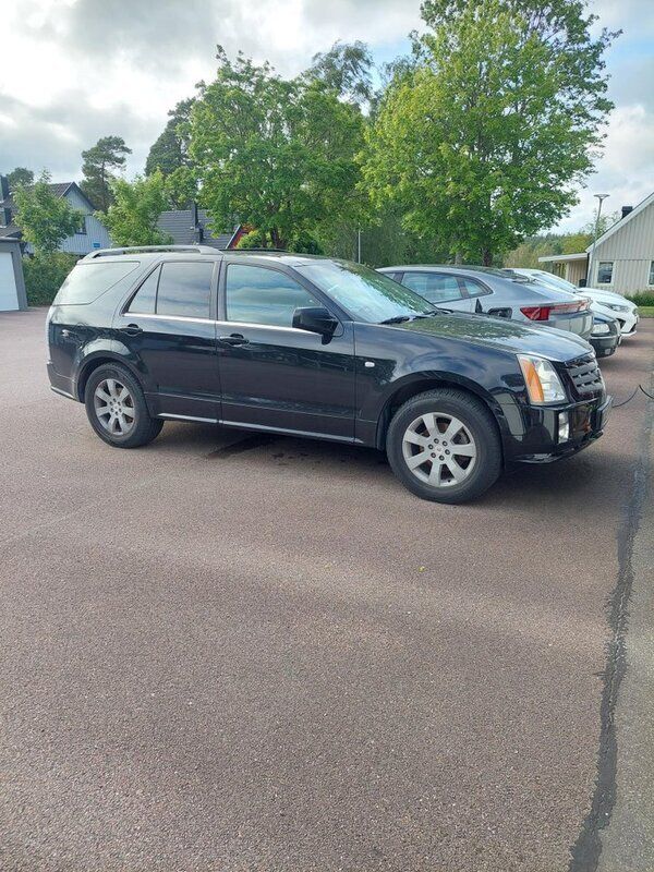 Svart Begagnad 2006 Cadillac SRX SUV | 31 000 kr - Bild 1/4