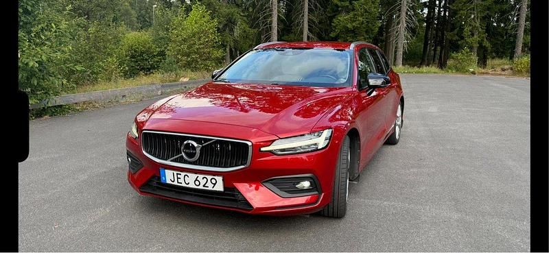Röd Begagnad 2019 Volvo V60 Momentum Kombi | 187 000 kr (Lite dyr) - Bild 1/4
