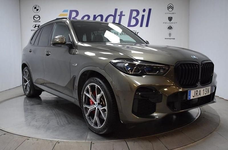 Manhattan metallic Begagnad 2023 BMW X5 Comfort Edition SUV | 704 500 kr - Bild 1/3