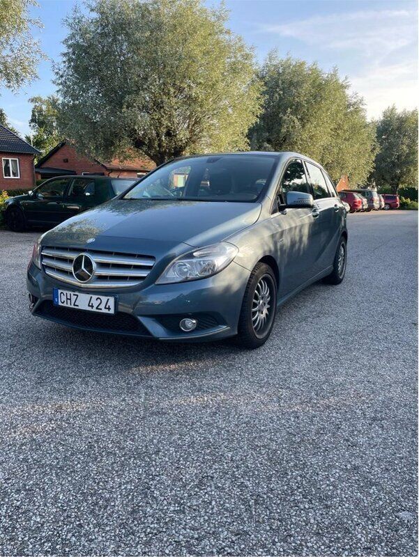 Blå Begagnad 2012 Mercedes B180 Minibuss | 99 900 kr (Marknadspris) - Bild 1/4