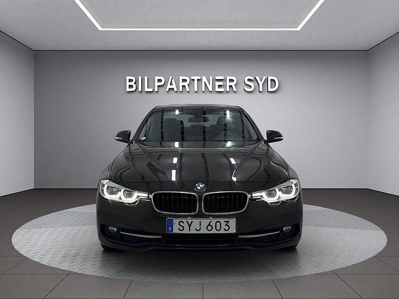 Brun Begagnad 2018 BMW 320 Sport Line Sedan | 194 900 kr (Bra pris) - Bild 1/4