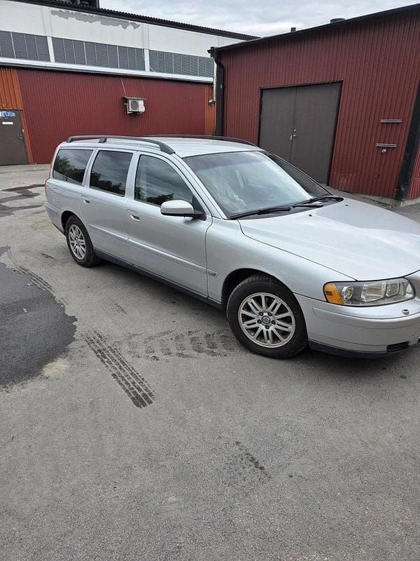 Grå Begagnad 2005 Volvo V70 Business Edition Kombi | 20 000 kr (Marknadspris) - Bild 1/4