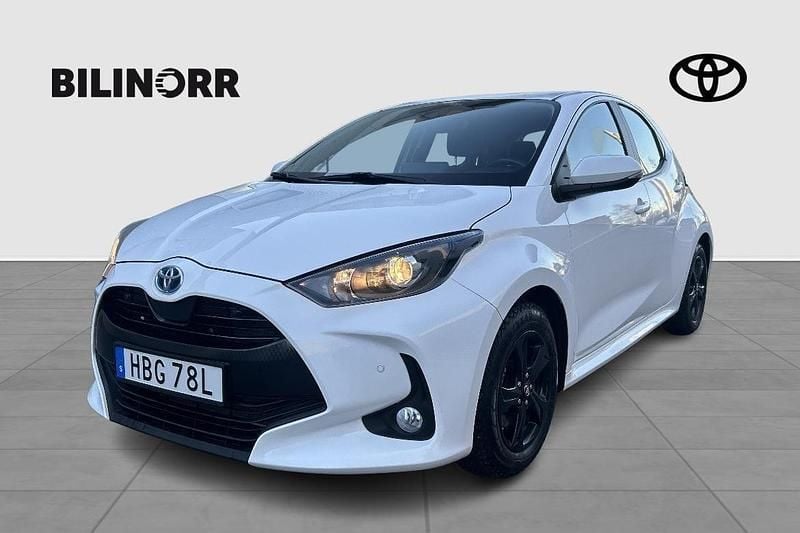 Vit Begagnad 2022 Toyota Yaris Hybrid Halvkombi | 209 900 kr (Marknadspris) - Bild 1/3