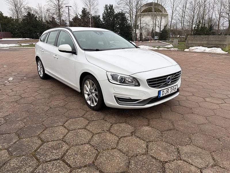 Begagnad Volvo V60 Momentum 181 HK (133 kW) 2014 Vit Kombi