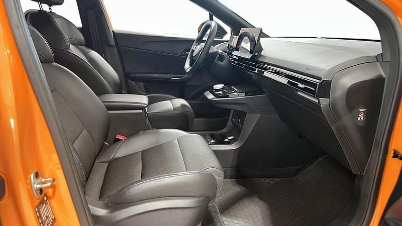 Begagnad MG MG4 EV Luxury 150 kW (204 HK) 2022 Orange Halvkombi