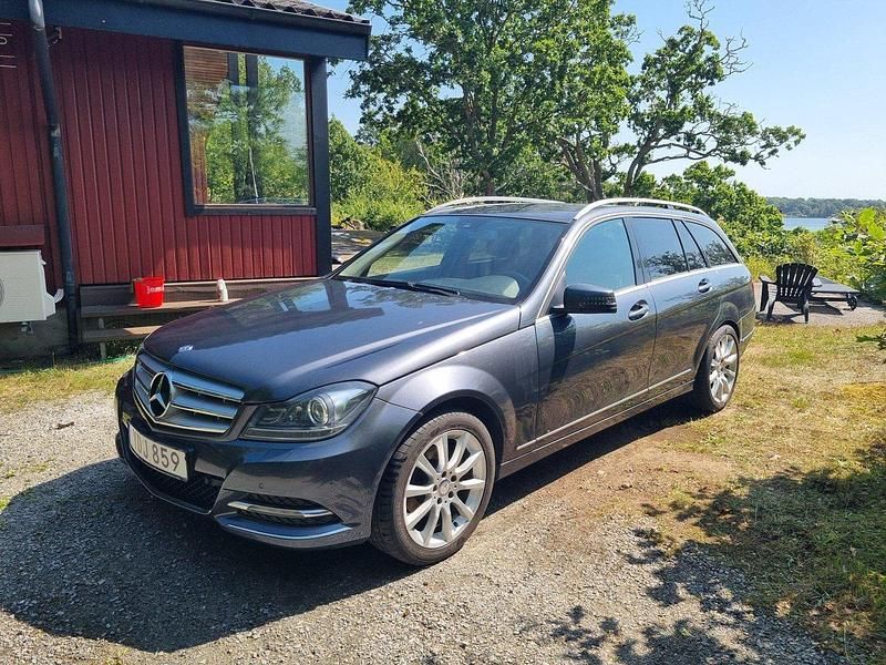 Grå Begagnad 2013 Mercedes C220 Avantgarde Kombi | 139 000 kr (Marknadspris) - Bild 1/4