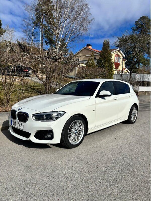 Vit Begagnad 2017 BMW 118 M Sport Halvkombi | 140 000 kr (Marknadspris) - Bild 1/4