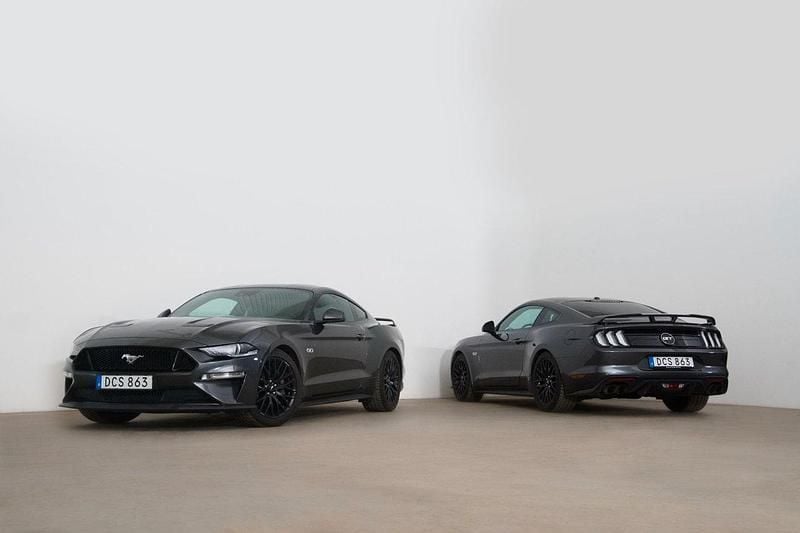 Grå Begagnad 2018 Ford Mustang GT Sportkupé | 449 000 kr (Marknadspris) - Bild 1/4
