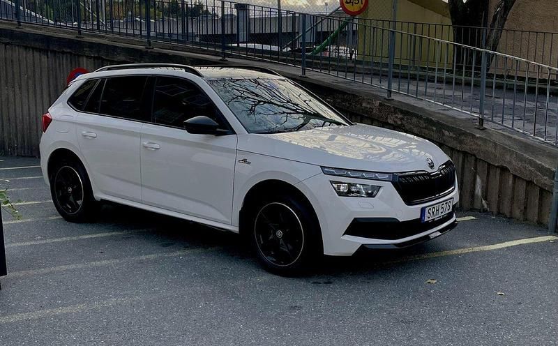 Vit Begagnad 2022 Skoda Kamiq Monte Carlo SUV | 224 000 kr (Marknadspris) - Bild 1/4