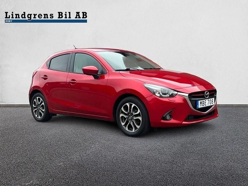Röd metallic Begagnad 2015 Mazda 2 Optimum Halvkombi | 129 900 kr (Marknadspris) - Bild 1/4