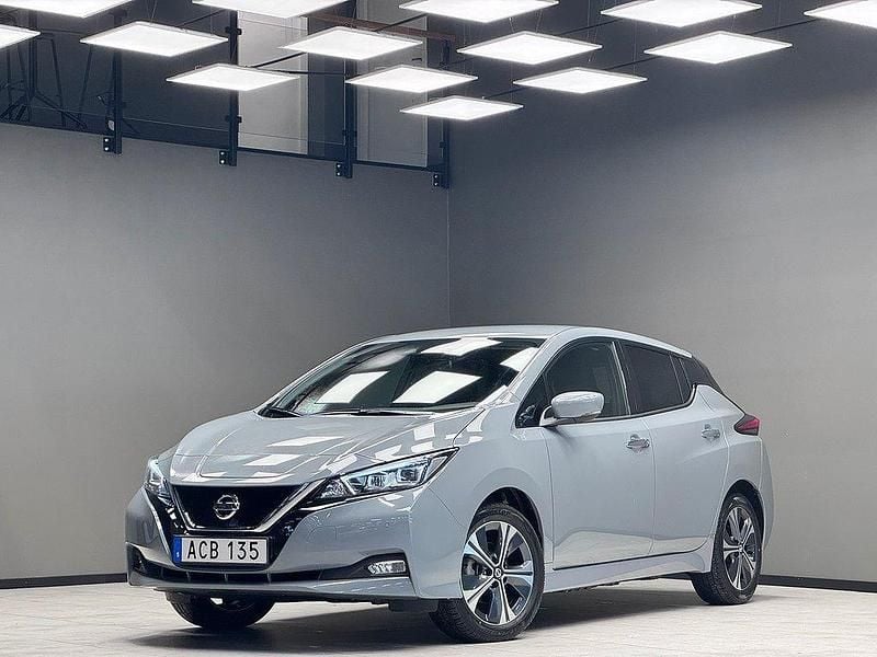Ljusgrå (grå) Begagnad 2022 Nissan Leaf 360º Halvkombi | 219 900 kr (Marknadspris) - Bild 1/3