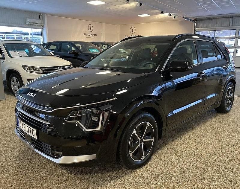 Svart (aurora black pearl) Begagnad 2022 Kia Niro Advance SUV | 299 800 kr (Marknadspris) - Bild 1/4