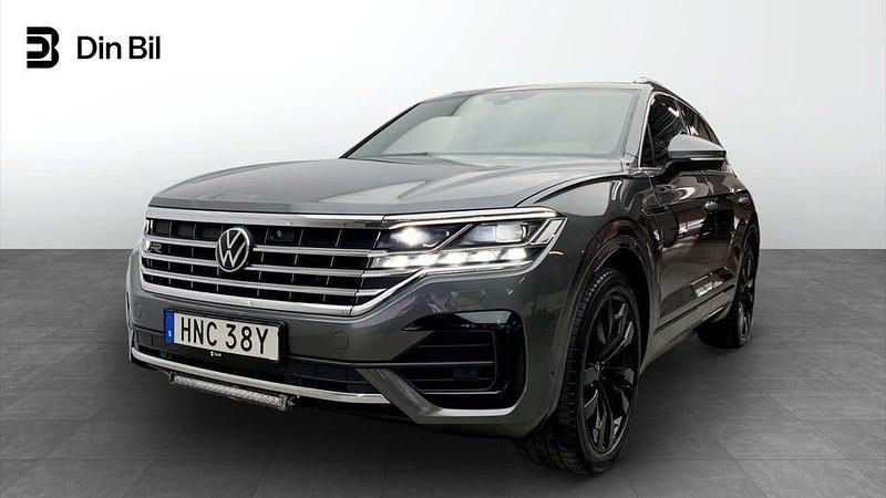 Grå Begagnad 2022 VW Touareg Executive SUV | 474 500 kr (Superpris) - Bild 1/4