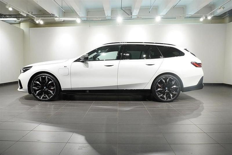 Begagnad BMW 550e Shadowline 313 HK (230 kW) 2025 Vit Kombi