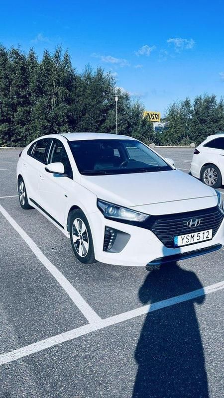 Vit Begagnad 2017 Hyundai Ioniq Comfort Halvkombi | 170 000 kr (Lite dyr) - Bild 1/4