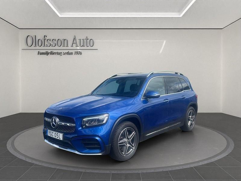 Blå Begagnad 2024 Mercedes GLB220 AMG SUV | 529 000 kr (Marknadspris) - Bild 1/4