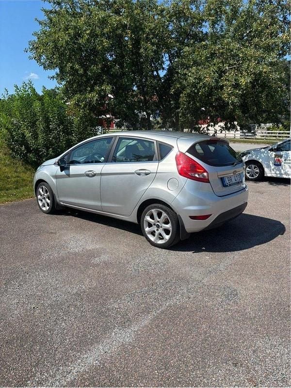 Grå Begagnad 2011 Ford Fiesta Titanium Halvkombi | 38 000 kr (Bra pris) - Bild 1/4