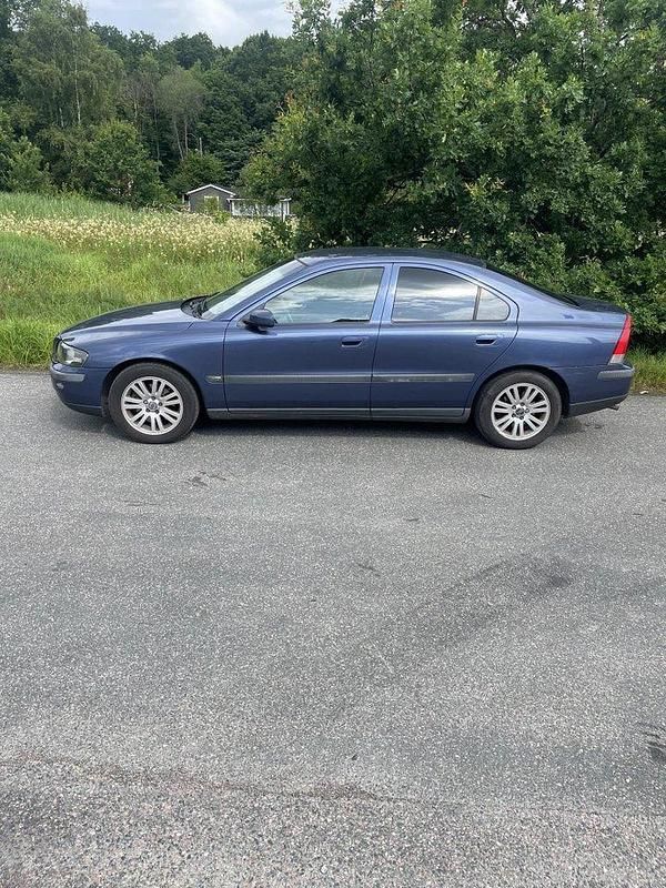 Blå Begagnad 2004 Volvo S60 Business Edition Sedan | 26 000 kr (Superpris) - Bild 1/4