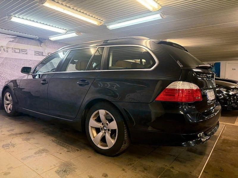 Begagnad BMW 525 197 HK (144 kW) 2008 Svart Kombi