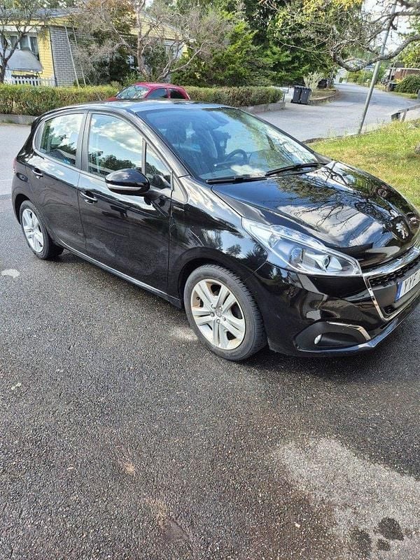 Svart Begagnad 2018 Peugeot 208 Halvkombi | 105 000 kr (Marknadspris) - Bild 1/4