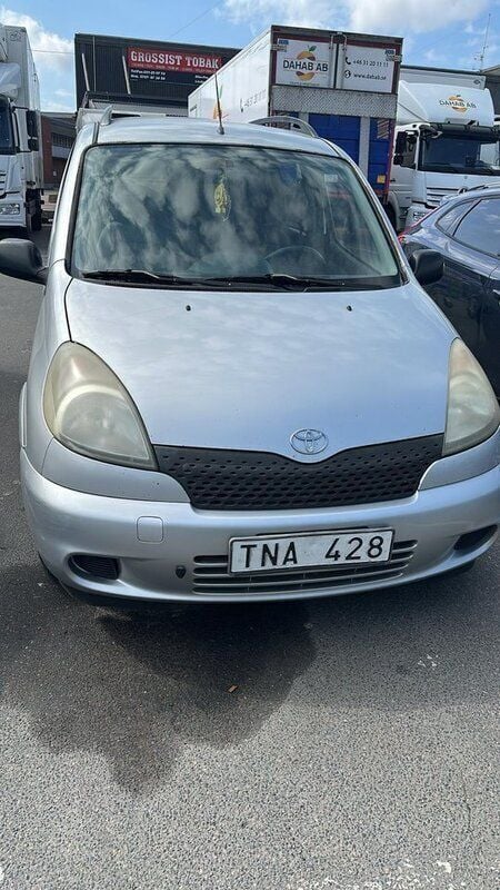 Silver Begagnad 2002 Toyota Yaris Verso Minibuss | 20 000 kr (Marknadspris) - Bild 1/4